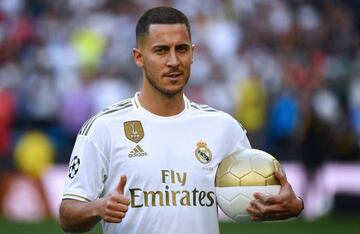 Belgian footballer Eden Hazard gives a thumbs-up during his official presentation as new player of the Real Madrid CF at the Santiago Bernabeu stadium in Madrid on June 13, 2019. (Photo by GABRIEL BOUYS / AFP)