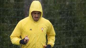 Gustavo Cabral corre bajo la lluvia durante un entrenamiento reciente del Celta en A Madroa. 