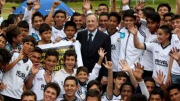 El presidente del Real Madrid, Florentino P&eacute;rez (c), posa junto a varios ni&ntilde;os y j&oacute;venes de las Escuelas de F&uacute;tbol del Real Madrid, hoy, jueves 11 de julio de 2013, durante un evento en Bogot&aacute; (Colombia). 
