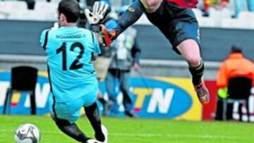 <b>LO INTENTÓ. </b>Fernando Torres intenta llegar al balón ante la salida del portero Mohammed Kassid.