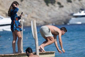 Sergi Roberto, defensa del Barcelona y su esposa Coral Simanovich disfrutan de las playas y el sol de Ibiza.