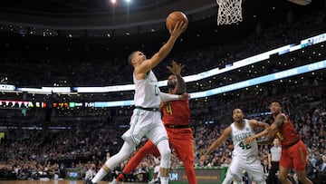 Jayson Tatum deja una bandeja.