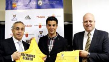 Alejandro Blanco (COE), Miguel &Aacute;ngel L&oacute;pez y Pablo Rosique (director de Deportes de la UCAM), en la presentaci&oacute;n. 