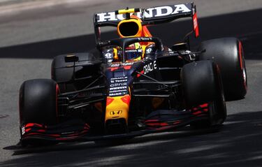 'Checo' tuvo un extraordinario inicio de carrera. En la largada rebasó a Sainz y después a Gasly para colocarse cuarto. Vueltas después también superó a Leclerc para meterse en posiciones de podio.