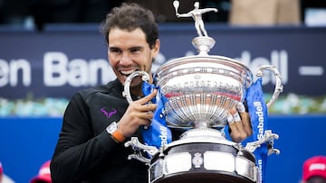 Rafa Nadal muerde el trofeo de campe&oacute;n del Barcelona Open Banc Sabadell de 2017.