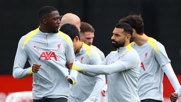 Soccer Football - Champions League - Liverpool Training - AXA Training Centre, Liverpool, Britain - October 1, 2024 Liverpool's Mohamed Salah with Ibrahima Konate, Wataru Endo and teammates during training REUTERS/Molly Darlington