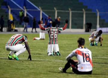 Los jugadores del Fluminense se tiran al céspèd tras el pitido final