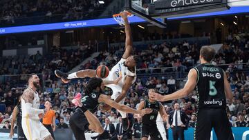 Guerschon Yabusele, ala-pívot del Real Madrid, se cuelga del aro tras superar y sacar la falta personal al pívot del Surne Bilbao Killeya-Jones.