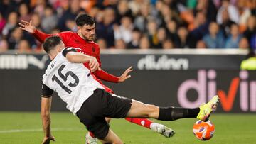 VALENCIA, 11/04/2025.- El defensa del Valencia César Tárrega (i) intenta evitar el lanzamiento del delantero del Sevilla Isaac Romero durante el partido de Liga disputado este viernes en el estadio de Mestalla. EFE/Kai Forsterling