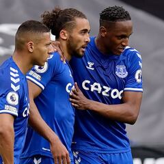 Everton gana, pelea por Europa y Mina se lesiona