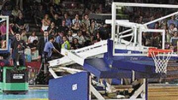 <b>FUCKA ROMPIÓ EL TABLERO.</B> En el calentamiento destrozó un tablero. El partido empezó 15 minutos tarde.