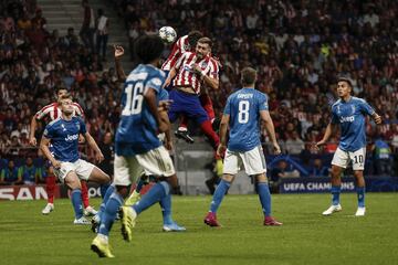 Atlético de Madrid y Juventus igualaron a dos goles en uno de los mejores compromisos de la primera fecha de la Champions League. El colombiano Juan Guillermo Cuadrado anotó uno de los goles. 