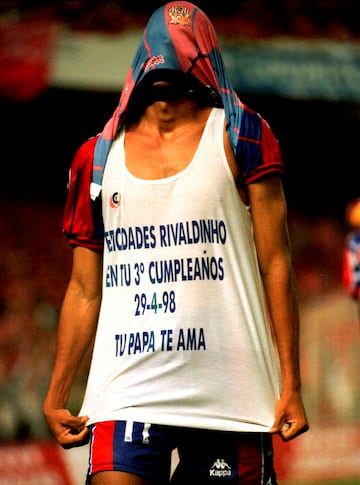 Rivaldo como jugador del FC Barcelona muestra su camiseta en la que felicita a su hijo en su tercer cumpleaños, tras marcar el gol con el que empataba la final de la Copa del Rey ante el Mallorca en 1998. El Barcelona conquistó el trofeo tras imponerse en la tanda de penaltis. 