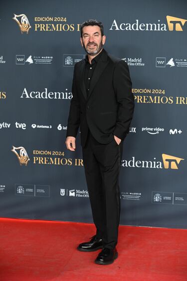 Arturo Valls posa en la alfombra roja de los Premios Iris 2024, los galardones organizados por la Academia de la Televisión.