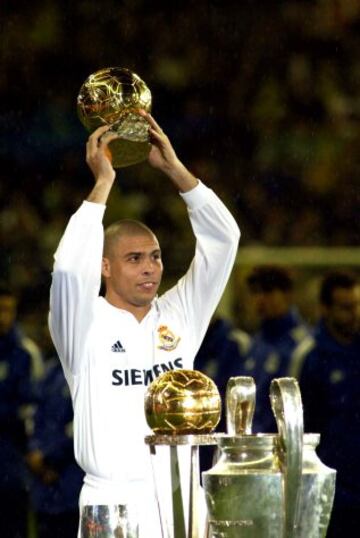 En el año 2002, después de ganar el Mundial, Ronaldo recibió su segundo balón de oro.