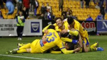 El Alcorcón en una piña tras el gol de Dani Nieto ante el Recre.