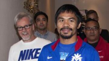 Manny Pacquiao, con su entrenador Freddie Roach (a la izquierda).