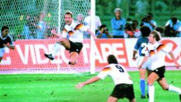 Brehme marca el gol que da la victoria a Alemania en la final del Mundial frente a Argentina en 1990.