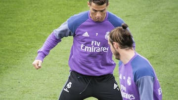 El centrocampista galés del Real Madrid Gareth Bale (c) y su compañero, el delantero portugués Cristiano Ronaldo (i), durante un entrenamiento en la Ciudad Deportiva de Valdebebas.