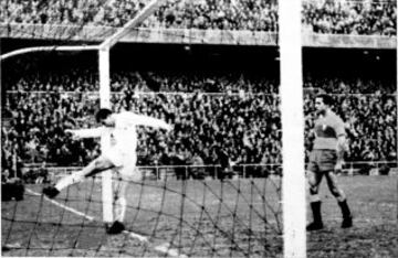 Los años sesenta comenzaron con una de las grandes goleadas de la historia del Real Madrid en Liga, fue al Elche en el Bernabéu el 7 de febrero en la jornada 21. El marcador final fue de 11 goles a 2. En la imagen, uno de los cinco goles de Pepillo. 