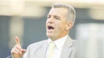 <b>PREOCUPADO. </b>Javier Aguirre no se fía del calendario que le espera para cerrar el año.