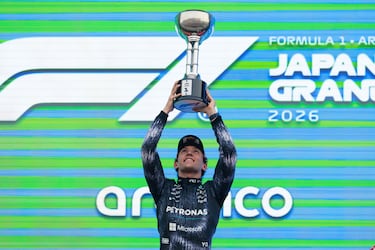 El ganador de la carrera, Andrea Kimi Antonelli, de Italia y del equipo Mercedes AMG Petronas F1, levanta su trofeo en el podio durante el Gran Premio de Japón de Fórmula 1 en el circuito de Suzuka.