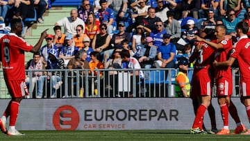 GETAFE (MADRID), 22/02/2026.- El centrocampista suizo del Sevilla Djibril Sow (2d) celebra tras anotar el primer gol del equipo durante el encuentro de LaLiga entre el Getafe y en Sevilla celebrado, este domingo, en el estadio Coliseum en Getafe. EFE/ J.J. Guillén