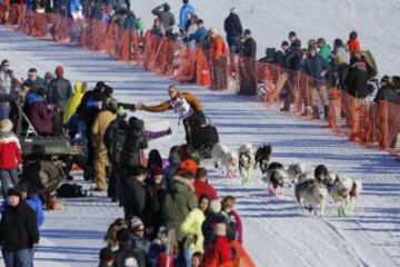 Después del acto ceremonial, ayer comenzó la primera etapa de la carrera de trineos con perros en Willow, Alaska. El viaje será de un total de 1.609 kilómetros.