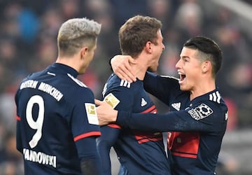 James celebra el gol de Thomas Müller en el partido ante Stuttgart