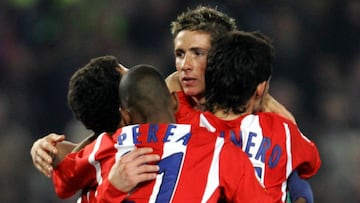 Los jugadores del Atl&eacute;tico celebran un gol de Torres. 