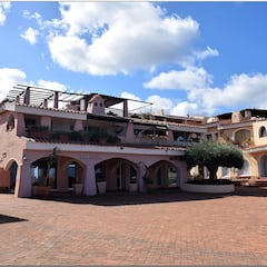 Se dan un paseo por la playa, entran al edificio de almacenes y la Policía destapa el fraude del hotel con decenas de turistas hacinados
