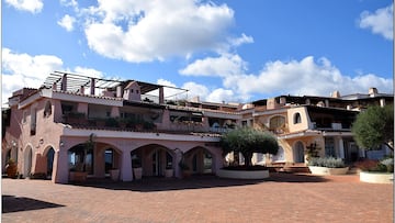 Se dan un paseo por la playa, entran al edificio de almacenes y la Policía destapa el fraude del hotel con decenas de turistas hacinados