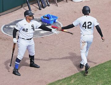 Tim Anderson y Ymerín Mercedes, de Chicago White Sox.