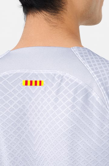 La tercera equipación 2022/23 del Fútbol Club Barcelona presenta un diseño inspirado en la Creu de Sant Jordi y en la apuesta por la diversidad y la inclusión.