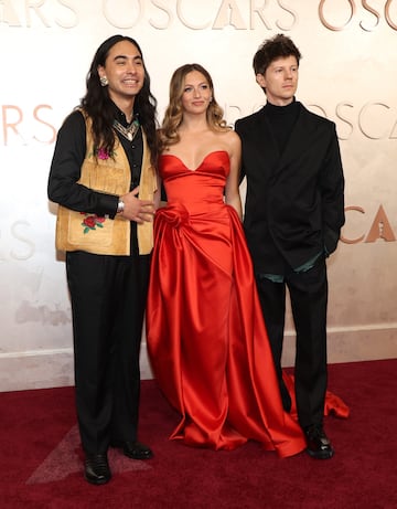 Julian Brave NoiseCat, Emily Kassie y Kellen Quinn posa en la alfombra roja del Dolby Theatre.