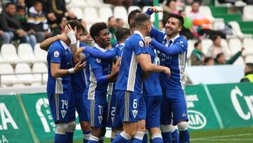 Los jugadores del MArbella felicitan a Manel que anot&oacute; el 0-1