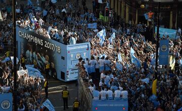 Seguidores del City celebrando el título liguero junto a la plantilla. 