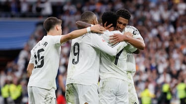 El delantero del Real Madrid Kylian Mbappé (2i) celebra con sus compañeros Jude Bellingham (d), Vini Jr. (2d) y Arda Güler (i) después de marcar el 2-0 en el partido entre el Real Madrid y el Celta de Vigo este domingo en el estadio Santiago Bernabéu en Madrid este domingo.