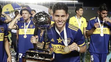 Jorman Campuzano con el trofeo de la Copa Diego Maradona.