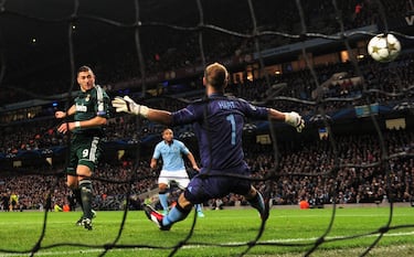 21 de noviembre del mismo año, el Real Madrid visitó el City of Manchester por primera vez. Benzema tardó 10 minutos en marcar y Agüero anotó el 1-1 definitivo. El empate le sirvió al Real Madrid para pasar como primero de grupo.