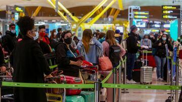 Filas de pasajeros esperan para dejar su maleta antes de embarcar en el avi&oacute;n en la T4 del Aeropuerto Adolfo Su&aacute;rez Madrid-Barajas.