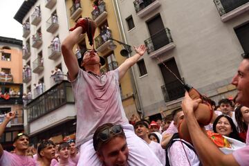 Ambiente en la Plaza Consistorial, plaza que est¨¢ situada en el coraz¨®n del Casco Antiguo de Pamplona, donde se realiza el Chupinazo.