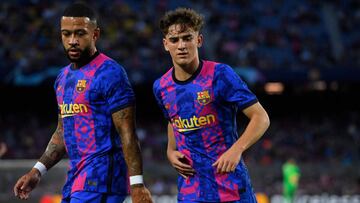 Barcelona's Dutch forward Memphis Depay (L) and Barcelona's Spanish midfielder Gavi warm up prior to the UEFA Champions League Group E football match between FC Barcelona and Dynamo Kiev at the Camp Nou stadium in Barcelona on October 20, 2021.