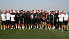 Los jugadores del Real Madrid junto a sus trofeos. 