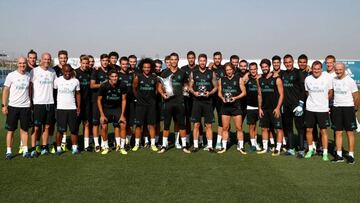 Los jugadores del Real Madrid junto a sus trofeos.