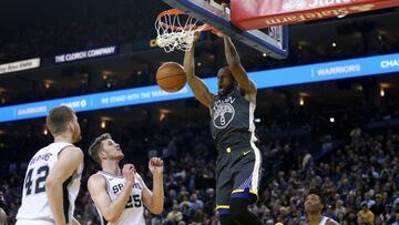 Andre Iguodala realiza un mate contra San Antonio Spurs.