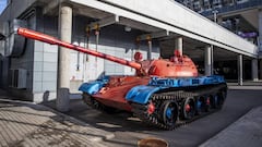 Un tanque, pintado de rojo y azul, embellece uno de los accesos al estadio del CSKA.
