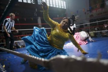 Momento de lucha entre cholitas.