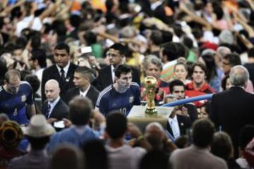 Argentina perdió en la prorróga tras el gol de Mario Götze en el minuto 114. Messi se detiene a mirar la Copa del Mundo 2014. Esta fotografía ganó el World Press Photo 2015 en deportes.