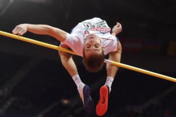 El atleta eslovaco Lukas Beer compite en salto de altura.